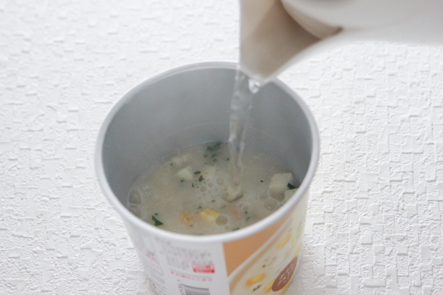 ポテトポタージュスープにお湯を注ぐ
