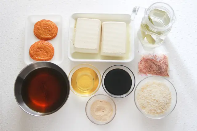 お多幸のとうめしを再現するのに必要な材料は、豆腐、さつまあげ、水、昆布、かつお節、しょうゆ、みりん、砂糖、米、ほうじ茶