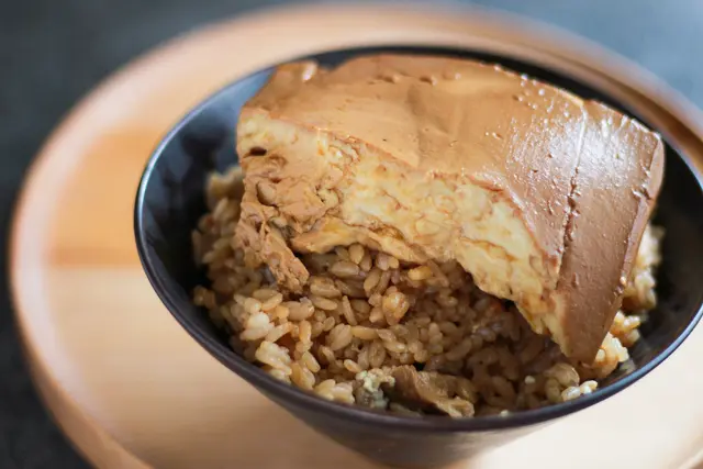 お多幸風のとうめしの完成。豆腐を崩しながらごはんを食べよう