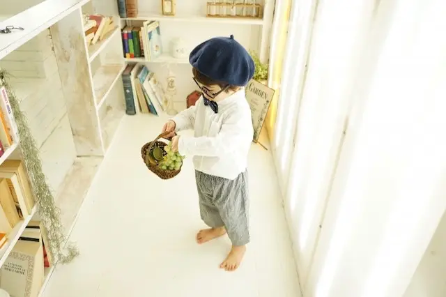 いきなり個室を与えるのではなく、カーテンなどの仕切りで子供のプライベートスペースを作ったほうが親の目も届いて安心