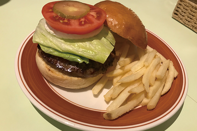 テイクアウトもできるハンバーガー（850円）｜月島のハンバーガーショップ「FURUSATO」のハンバーガー｜