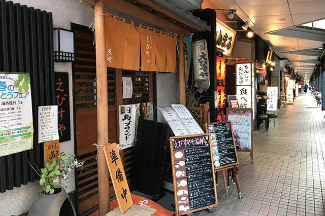 どこを見回しても、もんじゃ屋だらけ|もんじゃだけじゃない!月島のおすすめ銭湯・日の出湯、月島温泉とグルメスポットを巡る