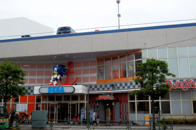 タワーホール船堀の正面にあるSEGAワールド船堀とファミリーレストラン「デニーズ船堀店」の外観
