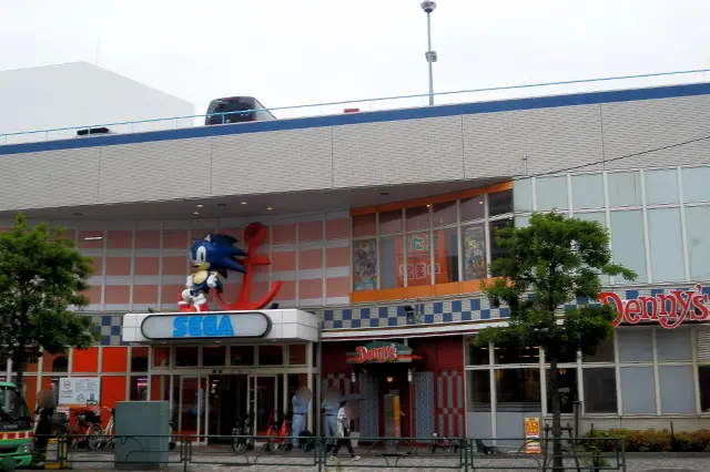 タワーホール船堀の正面にあるSEGAワールド船堀とファミリーレストラン「デニーズ船堀店」の外観