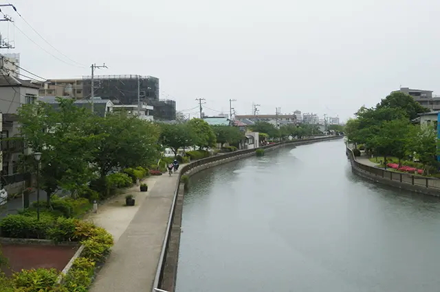 船堀駅にほど近い新川の河川敷。橋の向こう側に渡ると葛西エリア