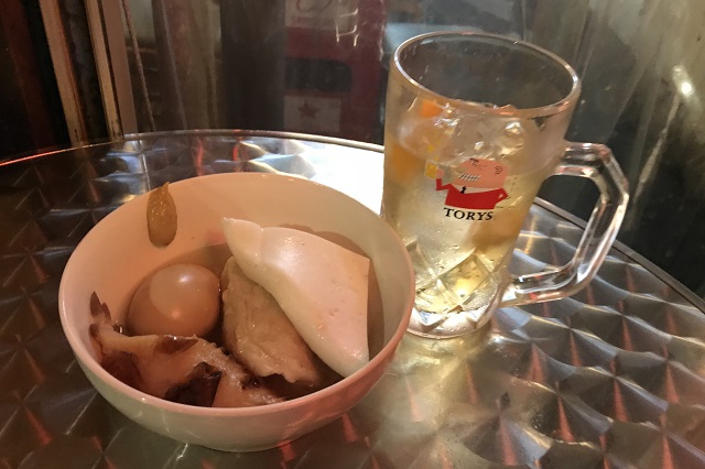 おでん盛り(500円)とハイボール(350円)おでん盛り(500円)とハイボール(350円)。具の一つひとつが大きくて満足感たっぷり|コパンダ(吉祥寺)のメニュー|「住みたい街」のド定番!吉祥寺の銭湯・よろづ湯、弁天湯とハーモニカ横丁を巡ってきた!