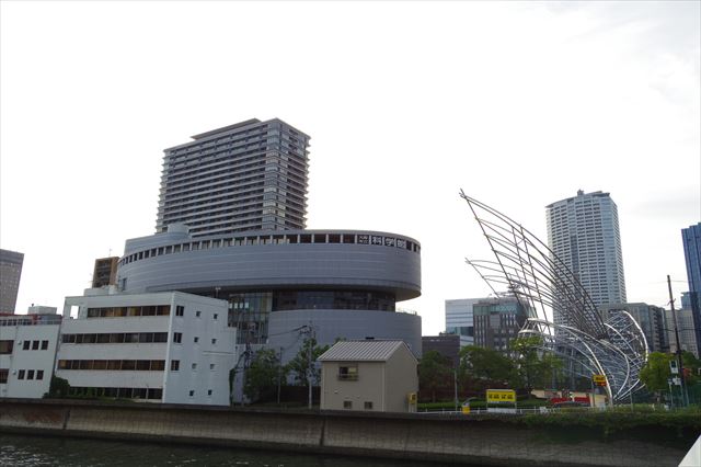 国立国際美術館と大阪市立科学館
