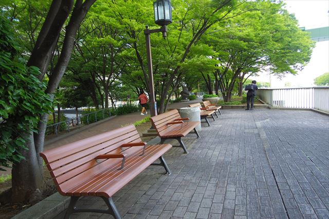 土佐堀川沿いのベンチ