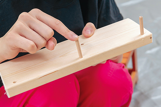 仮面女子・陽向こはるが挑戦するDIY作品「ミニブックスタンド」の作り方:ボンドをダボ穴に塗布し、木ダボを入れる