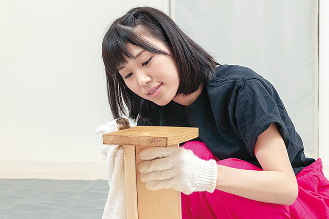 仮面女子・陽向こはるが挑戦するDIY作品「ミニブックスタンド」の作り方:アンティークワックスを塗る陽向こはるさん