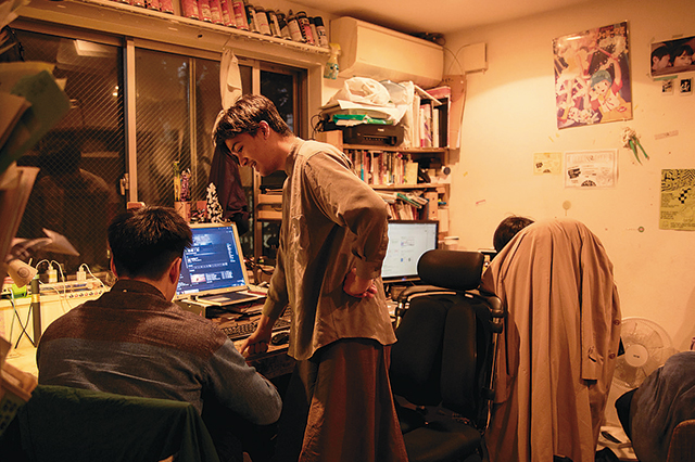 玄関を開けてすぐにあるPCルームで意見を交わし合う住人たち