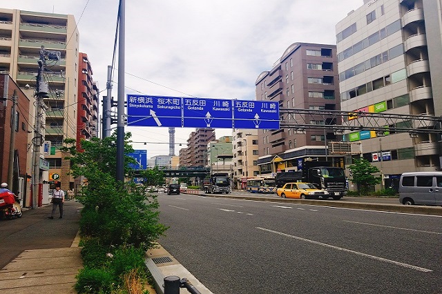 戸部駅前を通る国道1号線