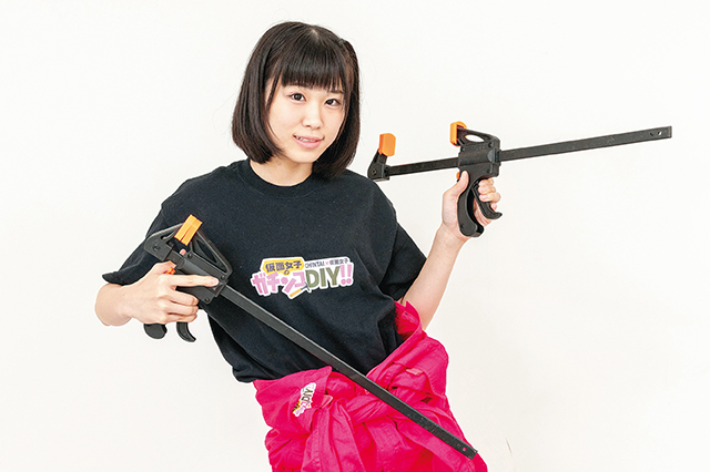 DIY工具を両手に持って意気込む仮面女子・陽向こはるさん