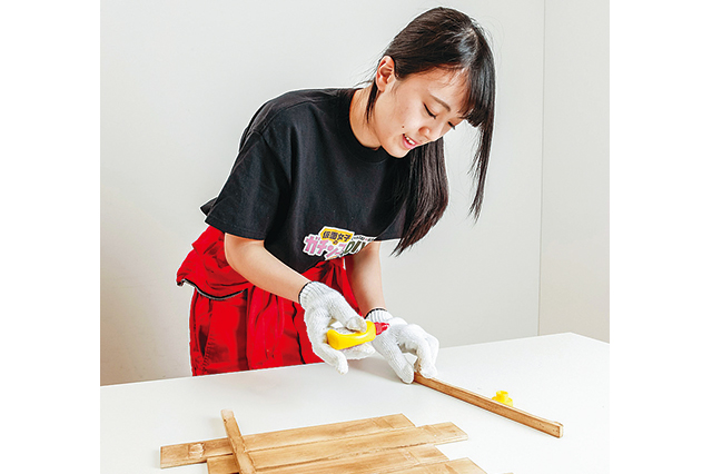 卓上ボードの作り方:並べたすのこ(=ボード)を解体した柱材で固定する