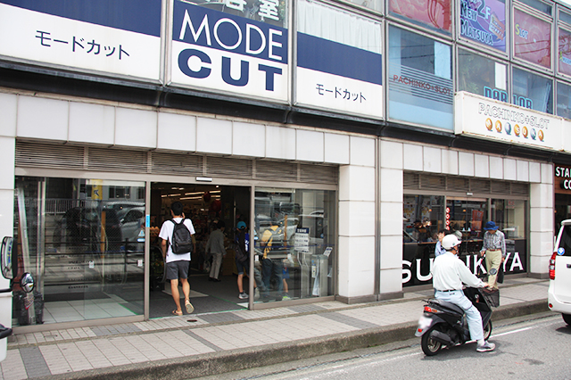 逗子駅前のスーパー「スズキヤ」