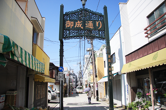 鎌倉駅西口ロータリーから続く御成通り