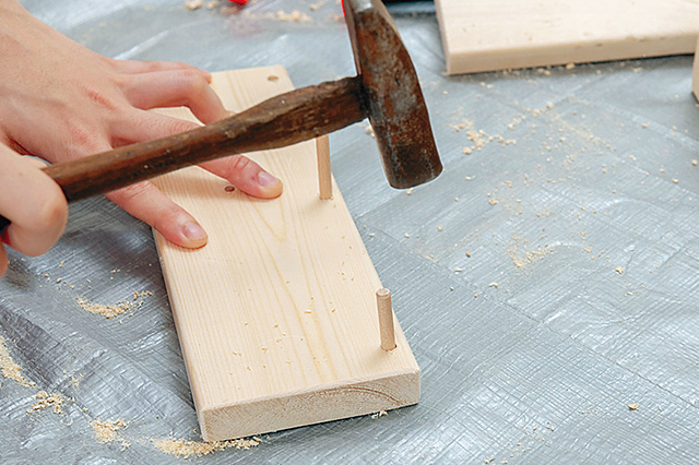仮面女子・陽向こはるが挑戦するDIY作品「ミニブックスタンド」の作り方:とんかちで木ダボをしっかりと叩いて埋め込む
