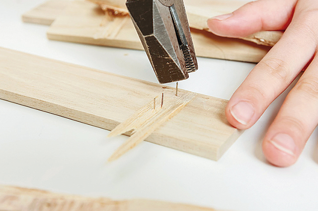 仮面女子・木下友里がチャレンジするDIY作品「卓上ボード」の作り方:ペンチで板に残った釘を抜く