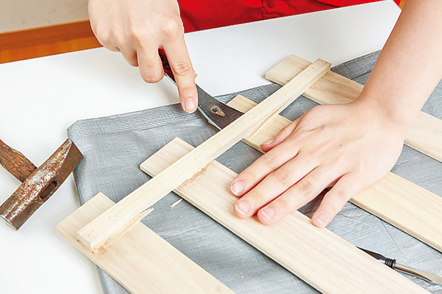 仮面女子・木下友里がチャレンジするDIY作品「卓上ボード」の作り方:空いた隙間にバールを差し込み、てこの原理を利用して板を取り外す