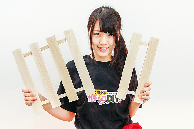 100均のすのこを両手に持ち意気込む仮面女子・木下友里さん