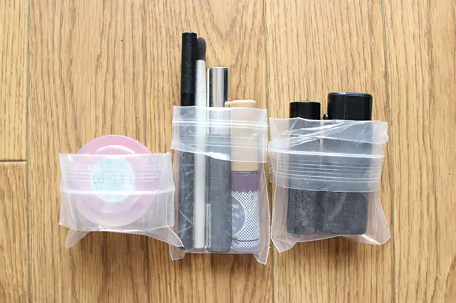 チャック付き小袋に化粧品を入れた様子