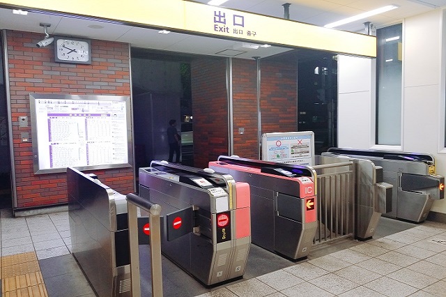 京急線の戸部駅