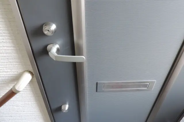 玄関ドアの隙間風対策