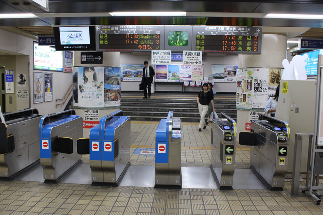 塚本駅の改札口
