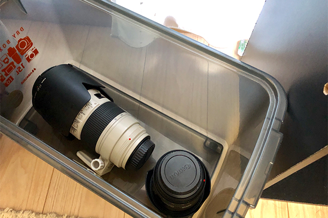カメラマン・矢野拓実さんの仕事用レンズ。防湿ボックスで保管されている