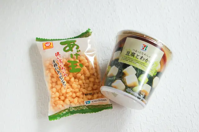 あげ玉(東洋水産)と豆腐とわかめのカップ味噌汁(セブンイレブン)