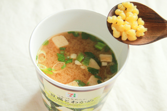カップ味噌汁にお湯を入れて天かすを入れる