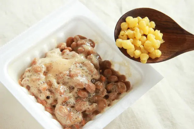 付属のタレと納豆を混ぜて天かすをかける
