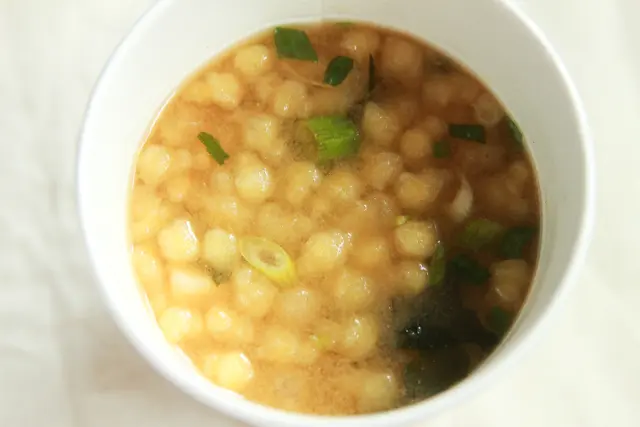 天かすがふやけて食べごろなカップ味噌汁