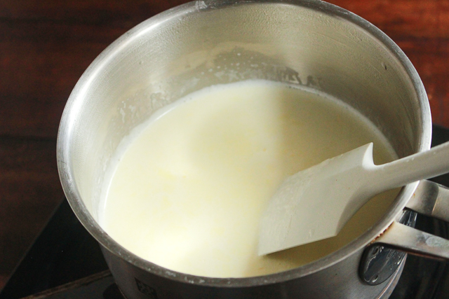 あじさいゼリーの作り方：鍋に生クリーム、牛乳、砂糖を入れて中火にかける