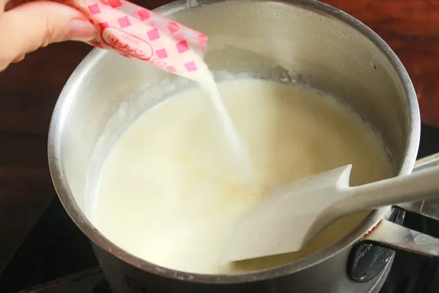 あじさいゼリーの作り方:鍋に粉ゼラチンを振り入れてよく混ぜる