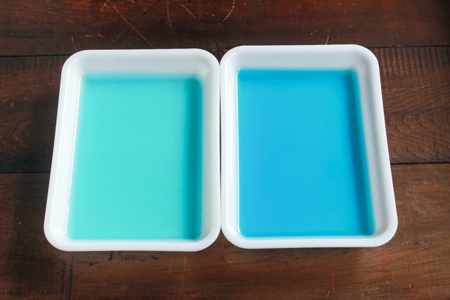 あじさいゼリーの作り方：15×10cm程度のバットに、 うすい水色とブルーのゼリー液を入る