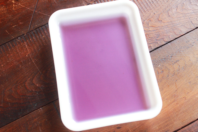 あじさいゼリーの作り方：ブルーのゼリー液にかき氷シロップのいちご味や食紅などの赤い色を混ぜれば、紫のゼリーになる
