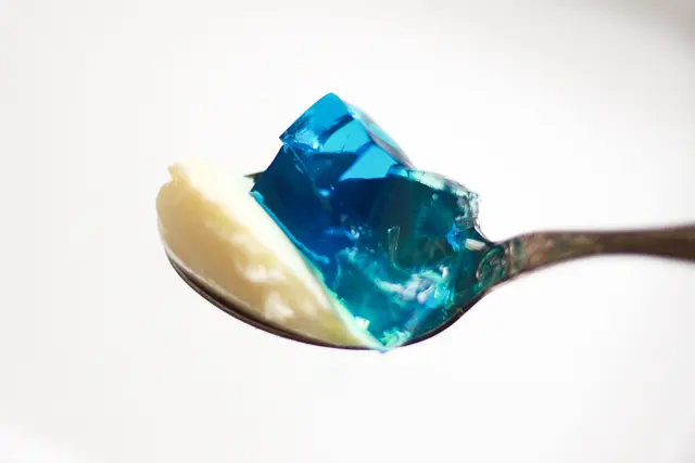 スプーンですくい上げたあじさいゼリー。ぷるぷる、キラキラでとってもおいしそう!