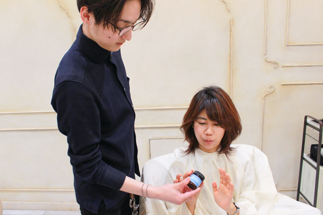 ヘアワックスを取り出す表参道「ROI」のカリスマ美容師・関田さん