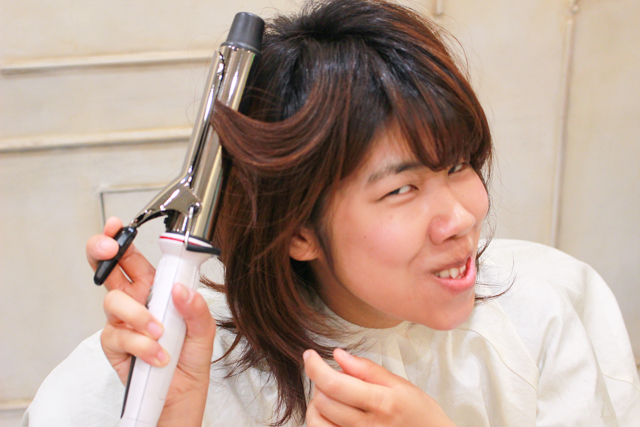 ヘアアイロンする木村