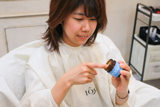 ヘアワックス・PRODUCT(プロダクト)をすくってみる