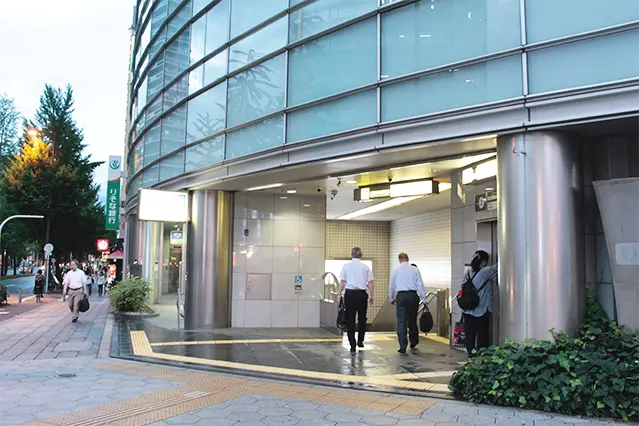 西大橋駅2番出口の様子