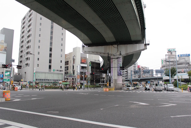 野田阪神駅前の大交差点