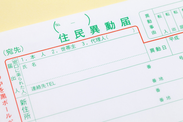 引越し準備をしている子供