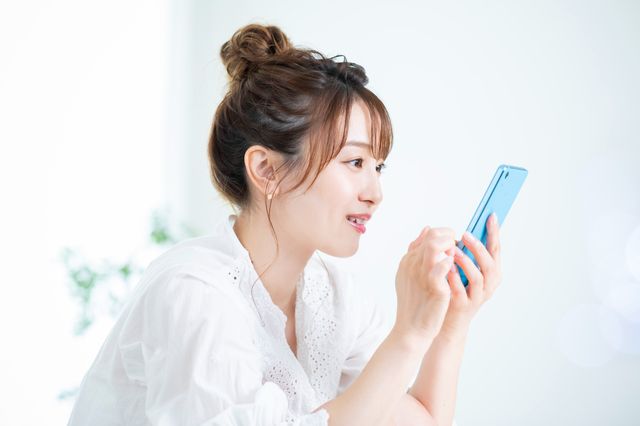 賃貸物件を探すおだんごヘアの女性