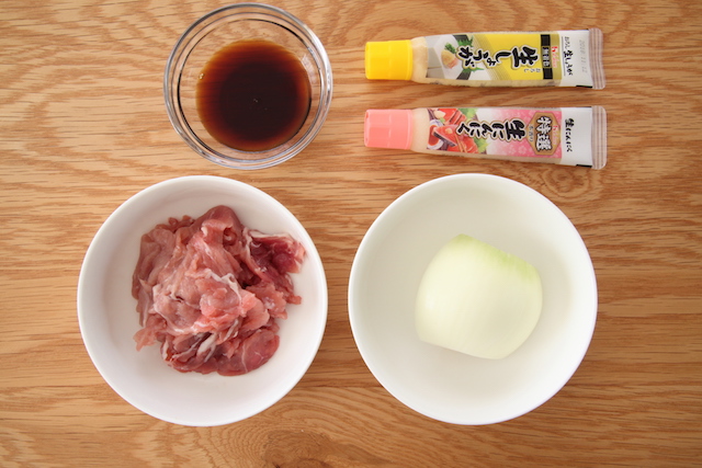 生姜焼きプレートに必要な材料は、豚肉、玉ねぎ、めんつゆ、おろししょうが、おろしにんにく、ごはん、レタスやミニトマトなど