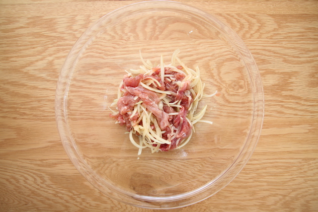 生姜焼きプレートの作り方:スライスした生姜と豚肉、調味料をボウルで混ぜる