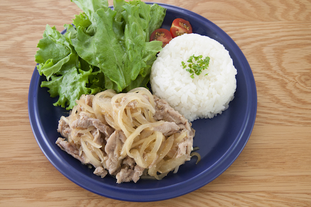生姜焼きプレートの作り方:お皿に盛り付ける