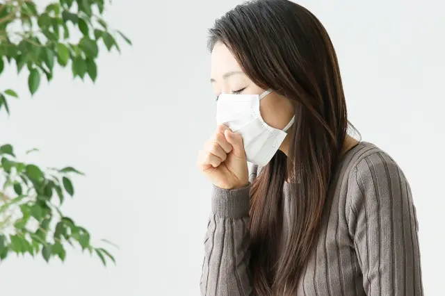 咳き込む女性
