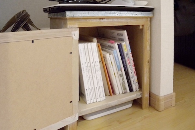 【断捨離】本が数冊だけしまってあるアンティークの小さなチェスト